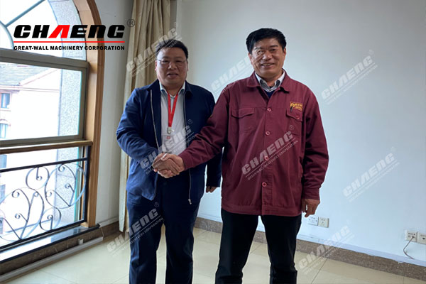 Wang Dexin (left), deputy general manager of CHAENG, and Chen Honglin (right), general manager of Hengle Building Materials of Shagang Group